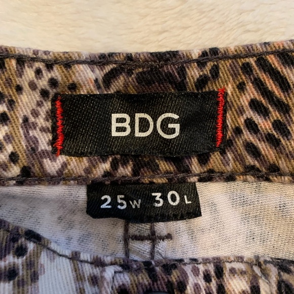BDG Ladies High rise cigarette ankle animal snake print jeans Size 25 VV… - Picture 5 of 9